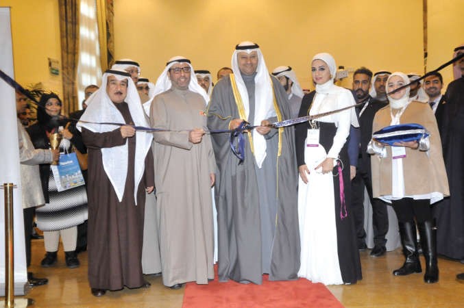 الوزير دعلي العبيدي يقص شريط افتتاح المعرض احمد علي