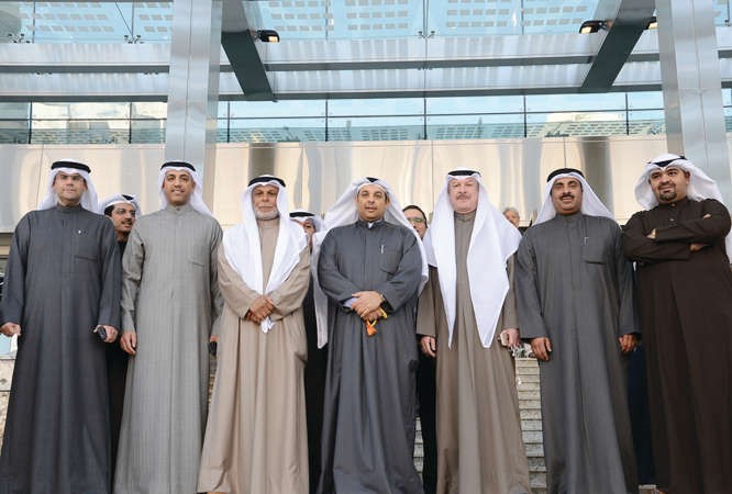 المستشار يوسف المطاوعة ويعقوب الصانع وعبداللطيف السريع وعبدالعزيز اسحق مع الحضور في الجولة على مشروع مجمع محاكم الفروانية بمنطقة الرقعي﻿