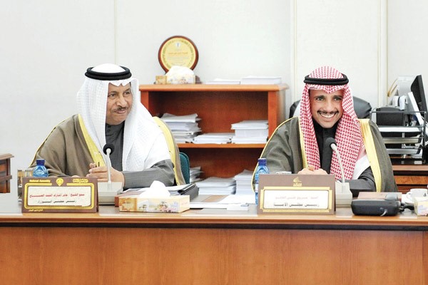 رئيس مجلس الامة مرزوق الغانم وسمو رئيس الوزراء الشيخ جابر المبارك خلال الاجتماع في اللجنة المالية