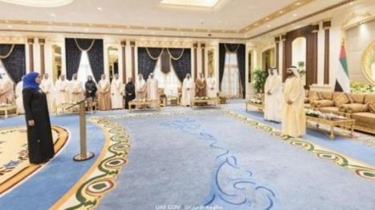 بالصور.. ماذا ارتدت وزيرة السعادة خلال أدائها اليمين؟
