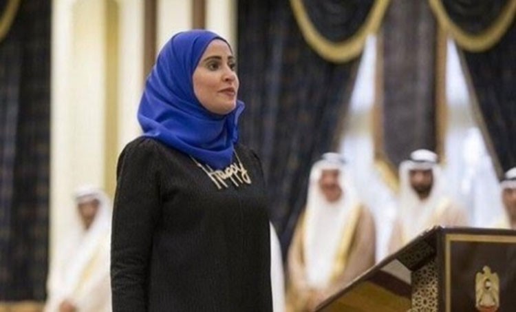 بالصور.. ماذا ارتدت وزيرة السعادة خلال أدائها اليمين؟