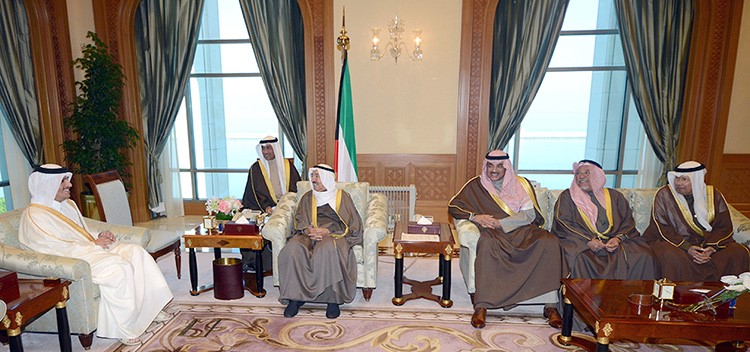 سمو امير البلاد مستقبلا وزير الخارجية القطري الشيخ محمد بن عبدالرحمنال ثاني