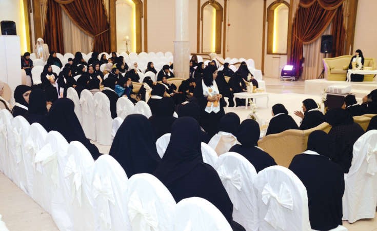 جانب من الحاضرات يستمعن للمرشح عبدالله الضويحي
﻿