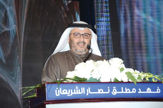 فهد الشريعان متحدثا في الندوة النسائية ﻿