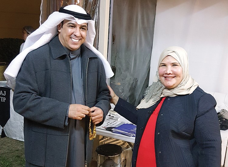 المرشح سليمان الكوح مع احدى الناخبات﻿