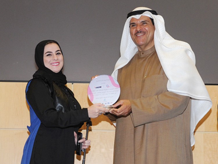 بيبي الخضري تتسلم درعها التكريمية