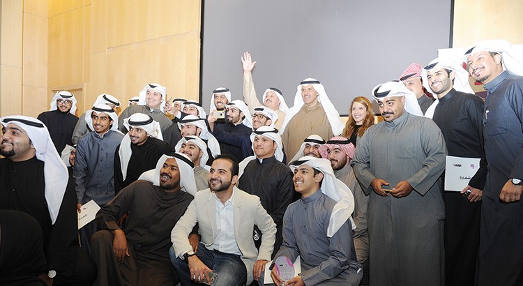 الشيخ سلمان الحمود مع مجموعة من المدربين والمتدربين في صورة تذكارية بعد تكريمهم