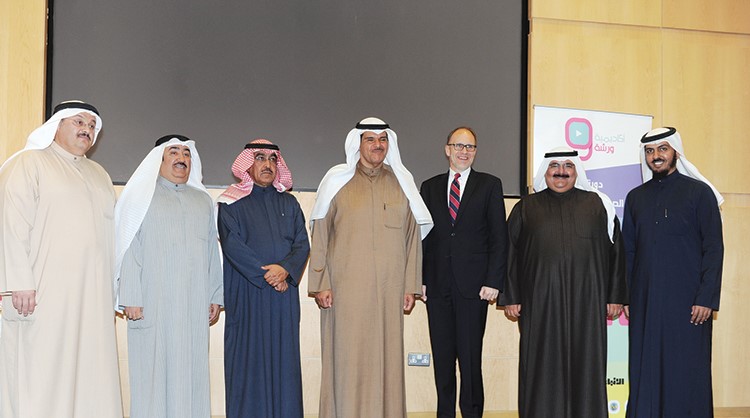 الشيخ سلمان الحمود والسفير دوغلاس سيليمان والزملاء عدنان الراشد ووليد الجاسم ودفواز العجمي وبندر الراشد وسعد العلي 