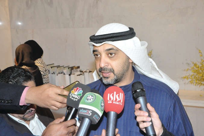 الشيخ محمد العبدالله متحدثا للصحافيين﻿