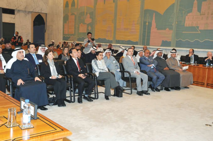 السفيرة ريم الخالد والسفير الفرنسي ودخالد السهلاوي ودسميرة السيد عمر ودحسين الانصاري ودناجي المطيري في مقدمة الحضور