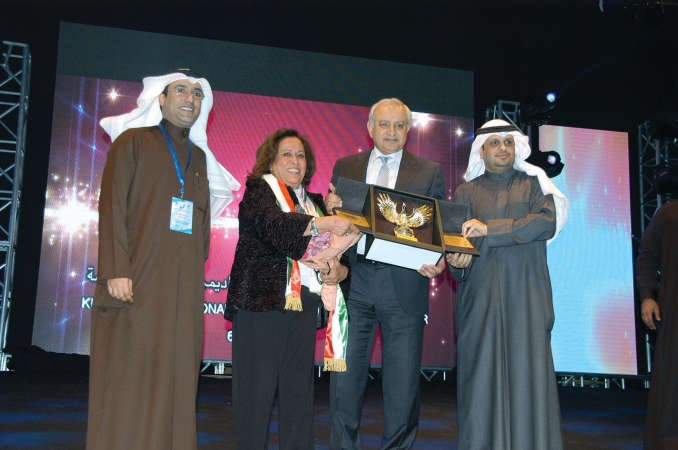 دبدر العيسى ودفهد الهاجري ودراجح المطيري يكرمون شخصية الدورة السادسة لمهرجان الكويت الدولي للمسرح الاكاديمي الفنانة القديرة حياة الفهد محمد هاشم
