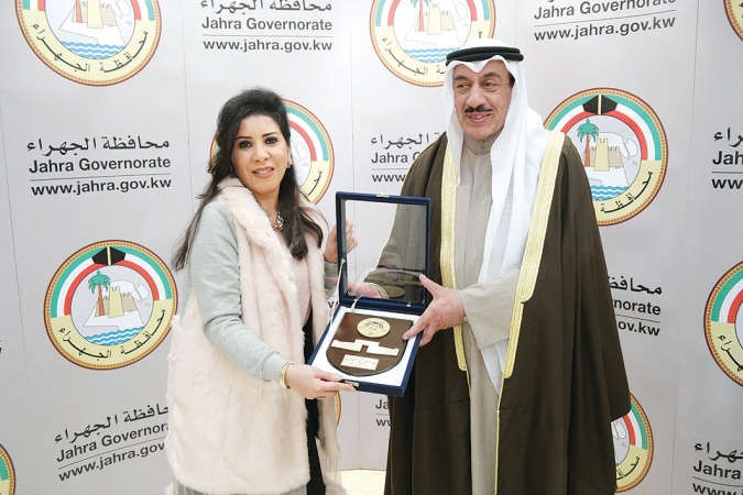محافظ الجهراء الفريق مفهد الامير مكرما ممثلة البنك التجاري﻿