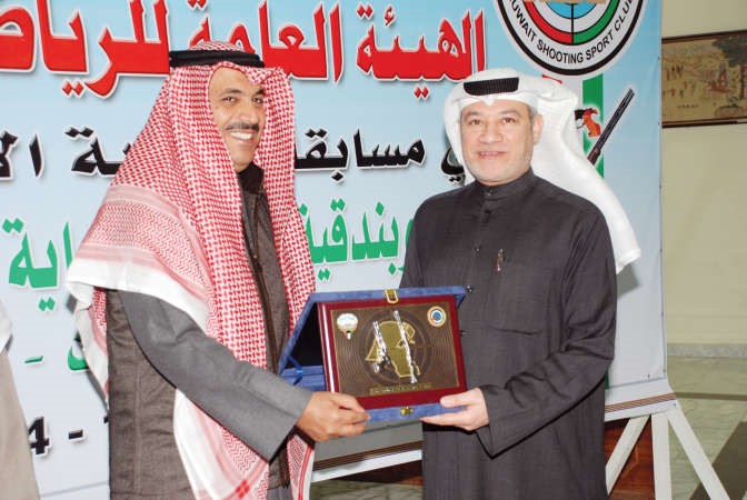 العتيبي يتسلم درعا تذكارية من وليد السلطان ﻿