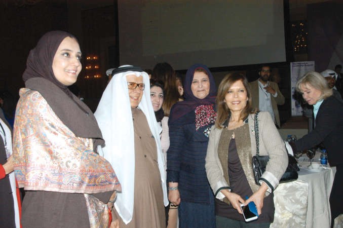 فهد المعجل ودفايزة الخرافي وعدد من المشاركين