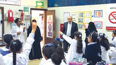 الوزير دبدر العيسى في نقاش مع الطالبات داخل الفصل بمدرسة بوبيان 