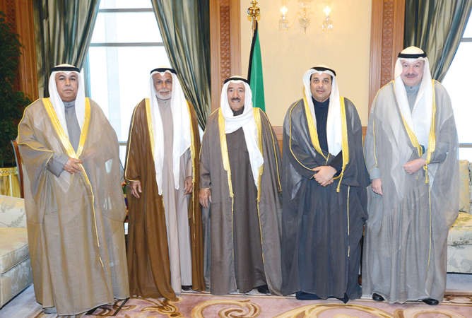 صاحب السمو الامير الشيخ صباح الاحمد مستقبلا المستشار يوسف المطاوعة والمستشار علي بوقماز ومعبداللطيف السريع بحضور الوزير يعقوب الصانع ﻿