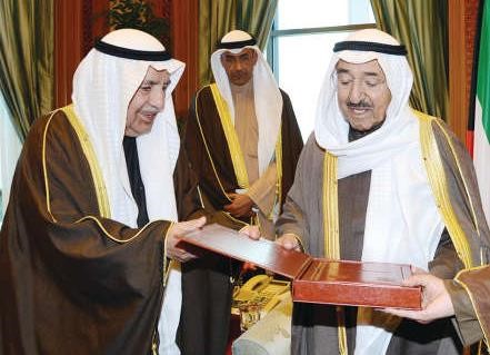 صاحب السمو يتسلم رؤية غرفة التجارة لاصلاح الاوضاع الاقتصادية من علي الغانم ﻿