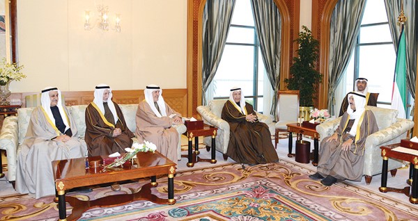 صاحب السمو الامير الشيخ صباح الاحمد لدى استقباله رئيس واعضاء غرفة التجارة والصناعة