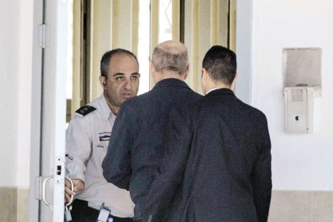 رئيس الوزراء الاسرائيلي السابق ايهود اولمرت اثناء وصوله لمدخل السجن امس افپ