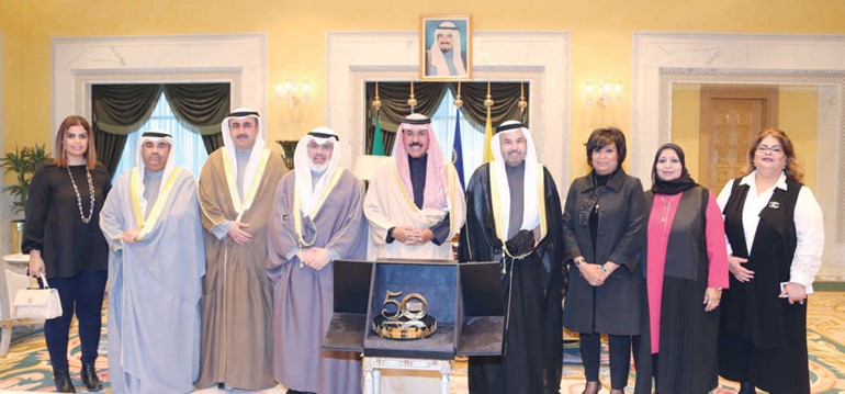 سمو ولي العهد خلال استقباله عادل الصرعاوي واعضاء اللجنة المنظمة للاحتفال بمرور 50 عاما على انشاء المحاسبة﻿