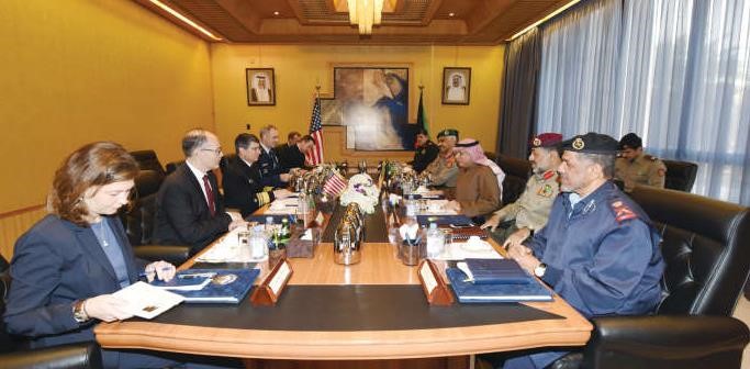 الشيخ خالد الجراح مستقبلا الفريق بحري كافن دونغان والوفد المرافق بحضور السفير دوغلاس سيليمان﻿