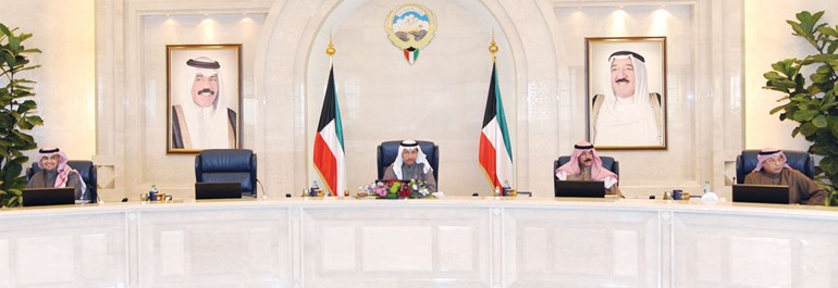 سمو رئيس الوزراء الشيخ جابر المبارك مترئسا جلسة امس ويبدو الشيخ محمد الخالد والشيخ خالد الجراح وانس الصالح﻿