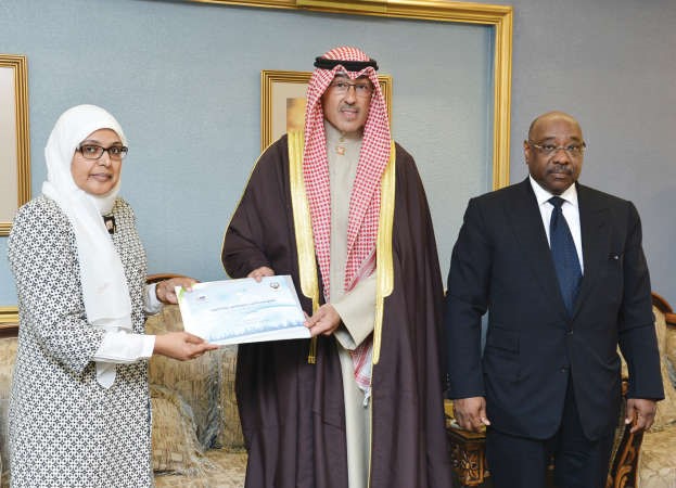 اليحيى تسلم المحافظ الوثيقة والخشتي حاضرا﻿