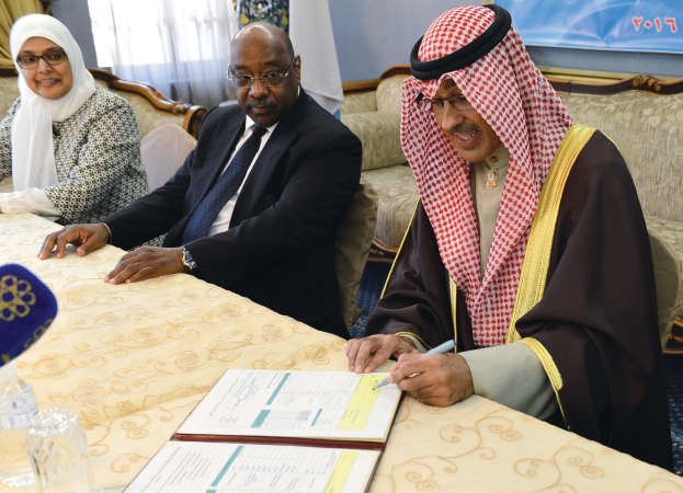 محافظ الاحمدي يوقع الاتفاقية بحضور الخشتي واليحيى﻿