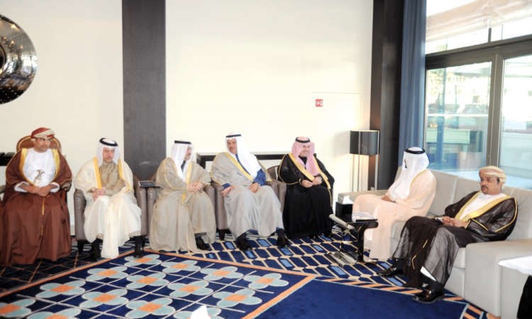  الشيخ سلمان الحمود مع عدد من المشاركين في الاجتماع﻿