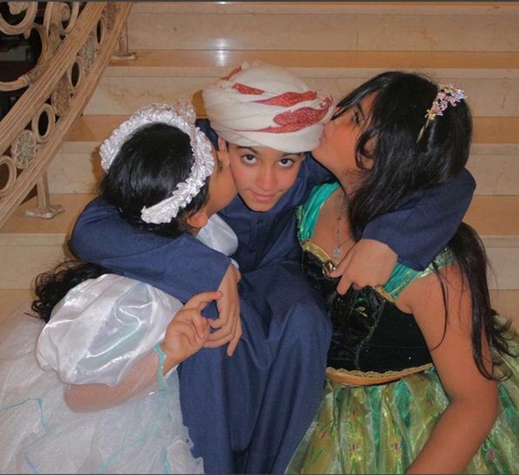 شاهد.. أحدث ظهور لأبناء أحلام وملامح فاطمة واضحة للمرة الأولى