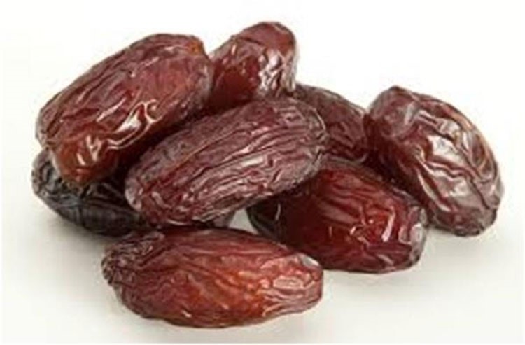 وعلى عكس الشائع، تمثل التمور طعاما صحيا ذي مذاق حلو، تحتوي على كمية كبيرة من الالياف، ويمكن لمرضى السكر تناول 4 جرامات منها يوميا كوجبة خفيفة ومثالية لهم