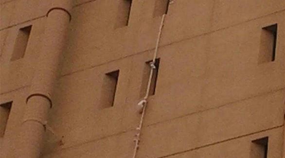 صورة.. نزيلان يهربان من سجن في روما بتسلق الشراشف