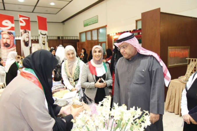 حسن كاظم خلال جولة في المعرض ﻿