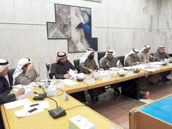 فهد الصانع مترئسا اجتماع اللجنة الفنية 