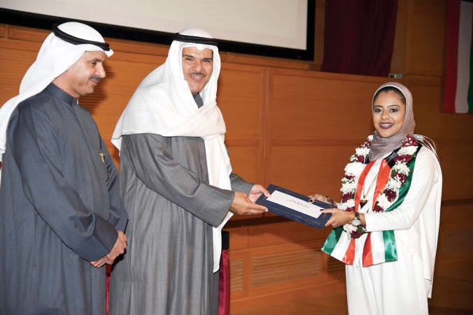 الشيخ سلمان الحمود وداحمد الاثري يكرمان احدى الخريجات﻿