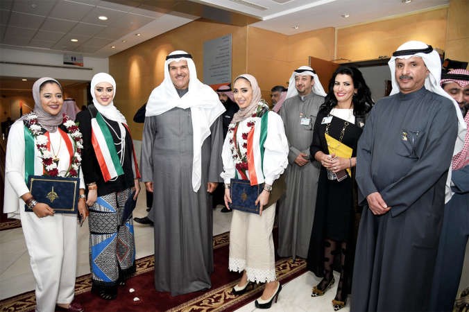 الحمود والاثري ومحسن الزنكي وفاطمة العازمي مع بعض الخريجات ﻿