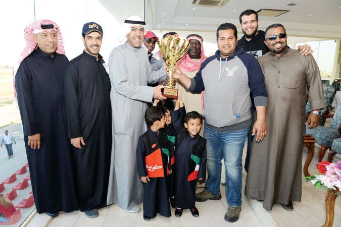 الشيخ ضاري الفهد يسلم كاس شركة زين الى الشيخ عبدالله السلمان