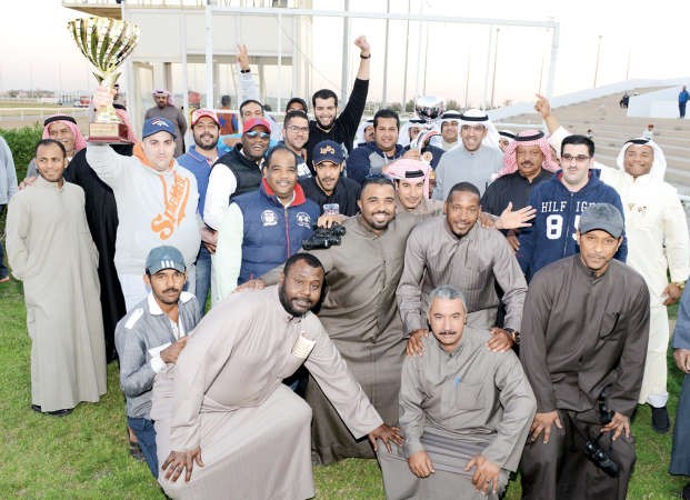 الشيخ عبدالله السلمان والشيخ صباح المبارك وجمهور النشاما فرحين بفوز البطل المقرب
