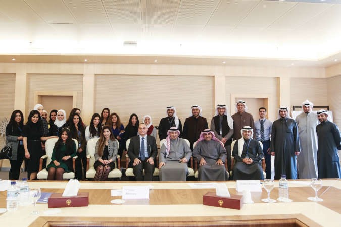 لقطة جماعية للمتدربين مع المديرين التنفيذيين﻿