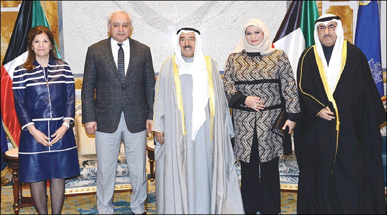 صاحب السمو الامير الشيخ صباح الاحمد لدى استقباله دبدر العيسى ودسميرة عمر ودمحمد الفارس وفاطمة السنان