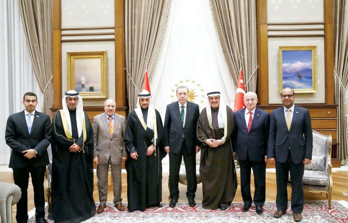 الرئيس التركي رجب طيب اردوغان متوسطا رئيس مجلس الامة مرزوق الغانم والوفد البرلماني المرافق له