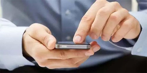 وافد يبتز مواطنته بمقاطع سرقها من هاتفها 