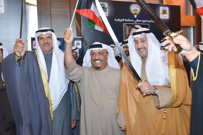 الشيخ سلمان الحمود والشيخ فيصل الحمود والفريق ضاحي خلفان يؤدون العرضة خلال الاحتفال ﻿
