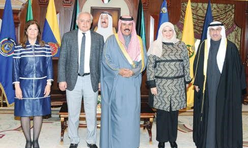 سمو ولي العهد الشيخ نواف الاحمد مستقبلا د بد العيسى ود سميرة عمر ود محمد الفارس وفاطمة السنان﻿