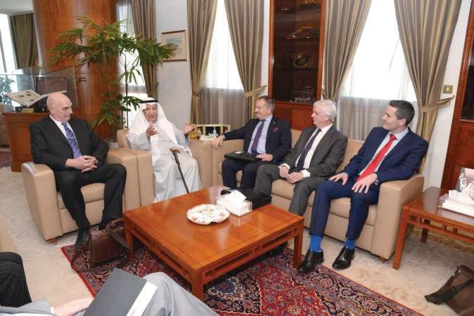رئيس الغرفة علي الغانم مستقبلا الوفد البريطاني برئاسة السفير البريطاني في الكويت ماثيو لودج