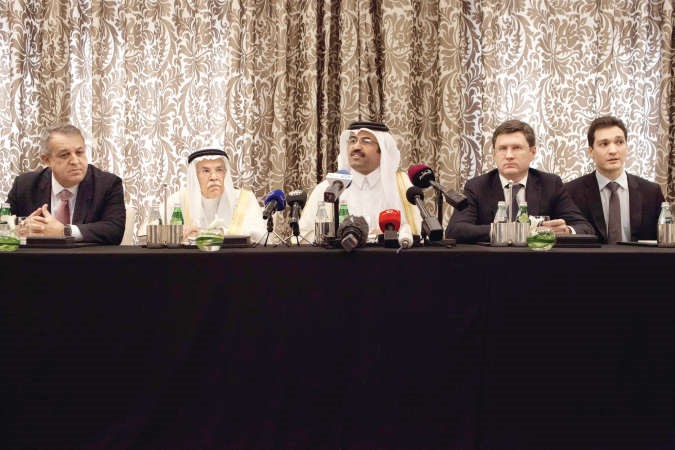 وزراء نفط السعودية وقطر وروسيا وفنزويلا خلال مؤتمر صحافي في الدوحة امس افپ