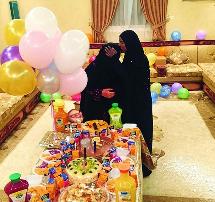 صورة: عائلة سعودية تودع خادمتها الإثيوبية بحفل عائلي وأطقم ذهبية ومبالغ مالية 