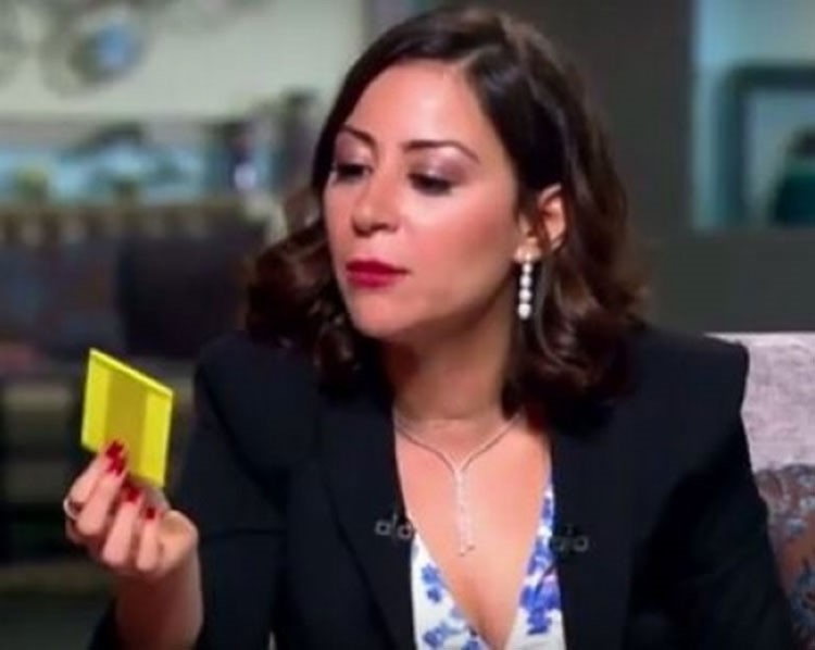 بالفيديو.. منة شلبي تعترف: والدتي وجدت حشرات في رأسي