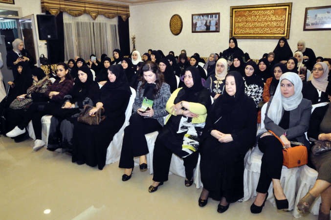 ناخبات الدائرة الثالثة يستمعن لحديث البغلي