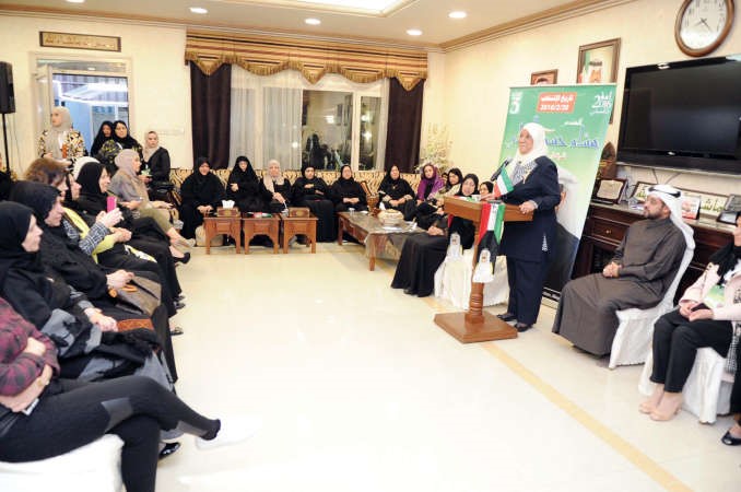 دمعصومة المبارك خلال حديثها في الندوة